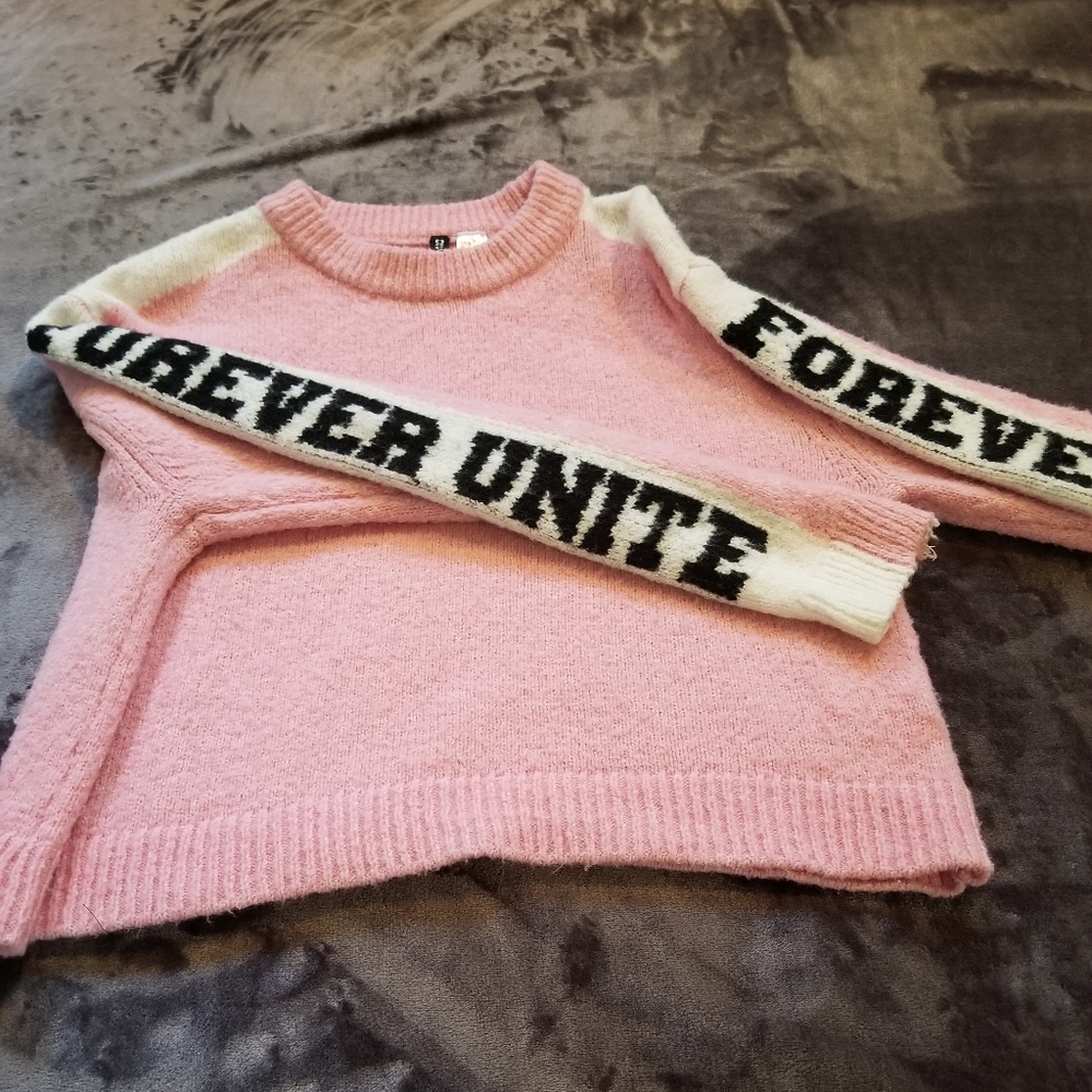 Pink sweater FOREVER UNITE on sleeves